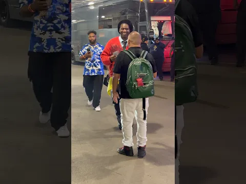 Birdman gives Kenny Brooks (Funnysalesman) a thousand dollars ππΎβ€οΈπ₯