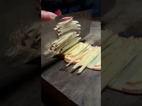 Apple Fuji cut by the Rui “ Golden River” SG2 NakiCleaver #fyp #satisfying #kitchenknife
