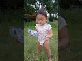 Download Lagu Bayi Lucu Berjalan Di Rumput Tanpa Alas Kaki