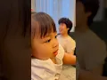 DE SCHATTIGHEID VAN BABY LILY DOET BROER GAVREL, HET JONGSTE KIND VAN MAMA RIETA, HARDOP LACHEN.....