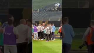 شالوا من علي الارض شاهد كيف احتفل لاعبي بيراميدز مع ممدوح عيد بعد التتويج بدوري ابطال افريقيا 