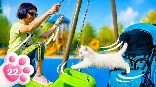 Kefir y Masha están jugando en el parque infantil
