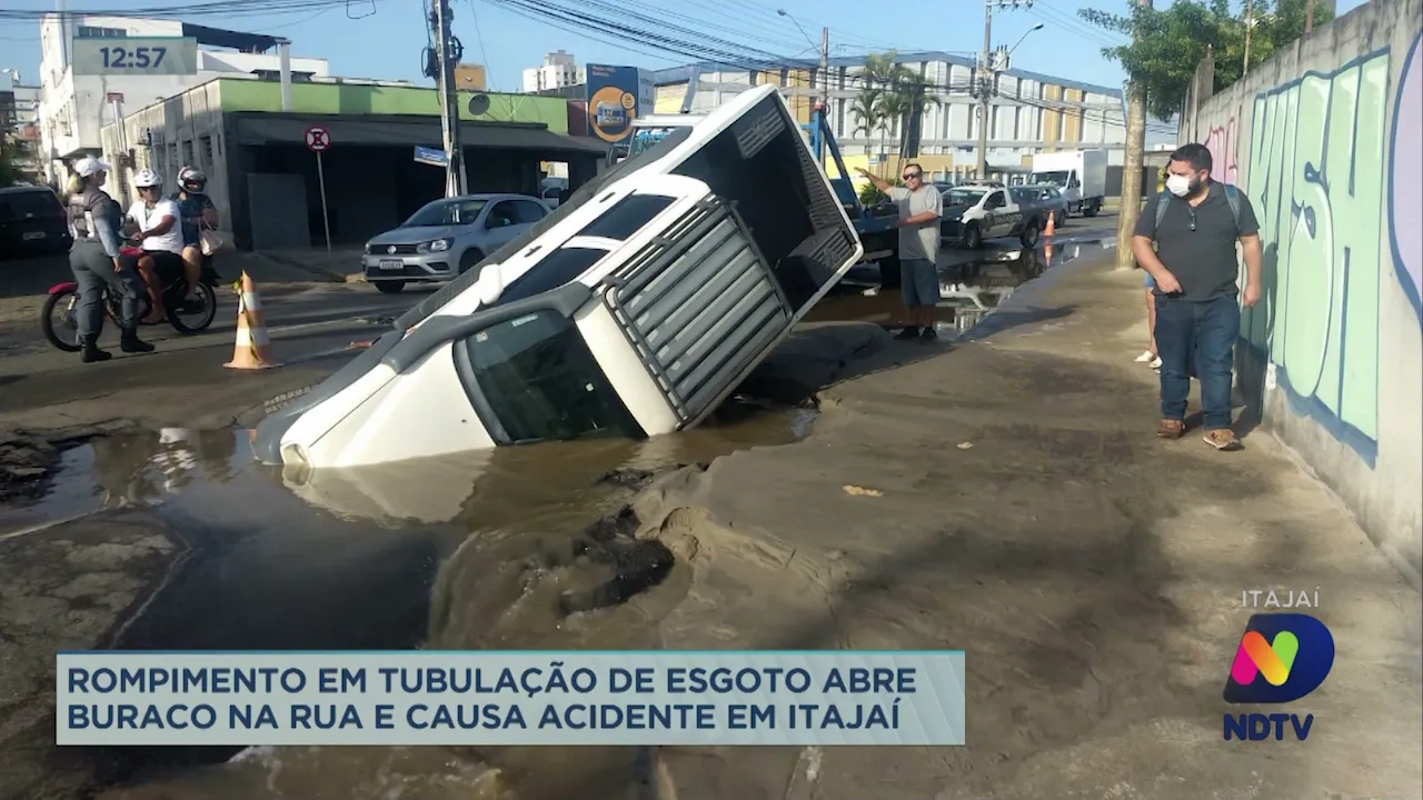 Rompimento em tubulação de esgoto abre buraco na rua e causa acidente em Itajaí