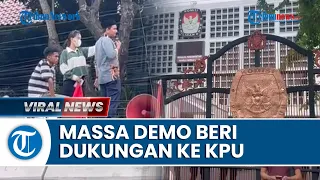 Download Bentangkan Spanduk 'SUARA RAKYAT', Mahasiswa Pendukung Pemilu 2024 Demo di Depan Kantor KPU RI MP3