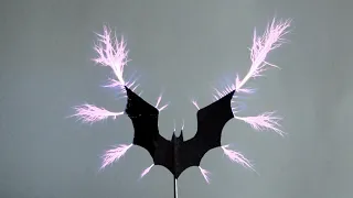 🦇 Murciélago en la Bobina de Tesla musical 🦇