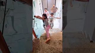 مين فاز هيلين او ليليان او هيفي بالطلوع ع الدرج 