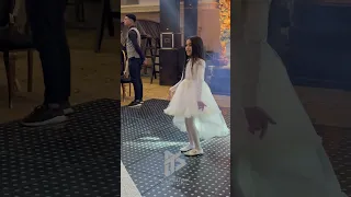 أخت العروسه الصغيره عملتلها مفاجاه وغنتلها ف الفرح اكسبلور Explore Wedding Dance Photo 