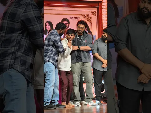 ఫ్యాన్ అడగానే సెల్ఫీ ఇచ్చాడు | Venkatesh With his Fans #adarshakutumbam #shorts #ytshorts
