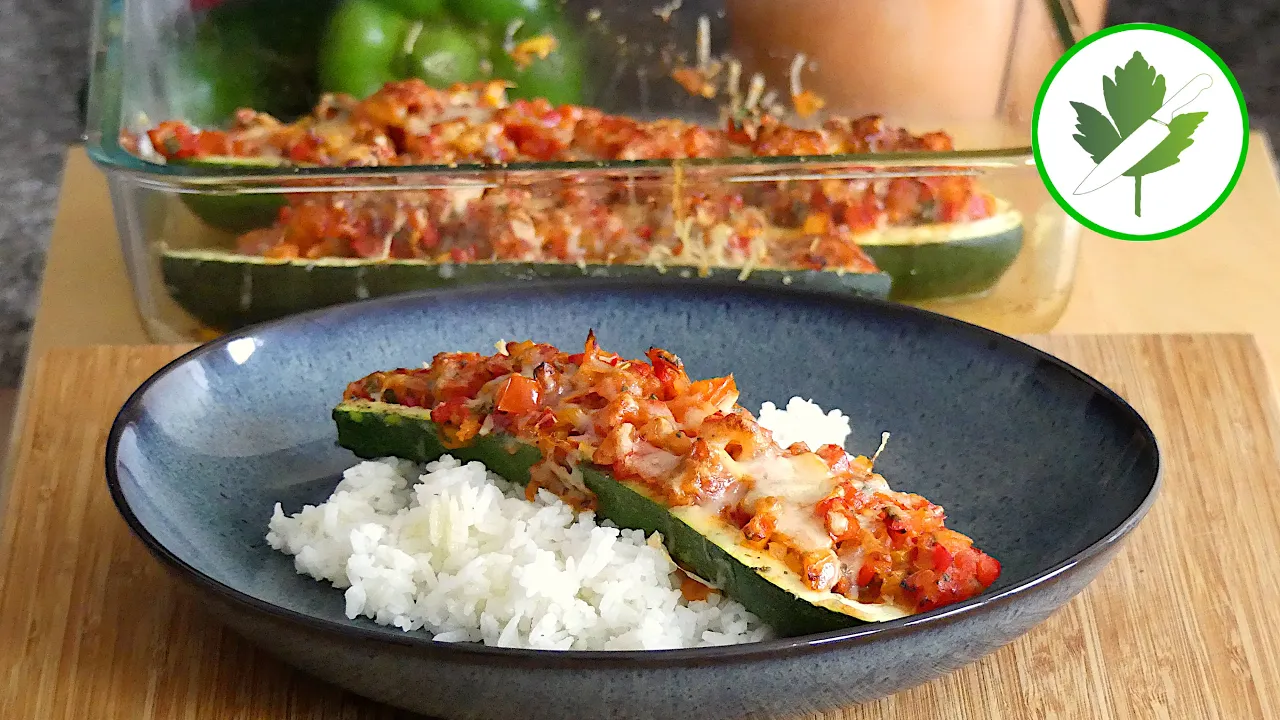 
          
          
          
            
            Gefüllte Zucchini - Ein leckerer vegetarischer Hauptgang
          
        . 