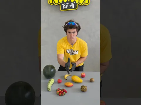 CORTANDO FRUTAS COM A MÃO