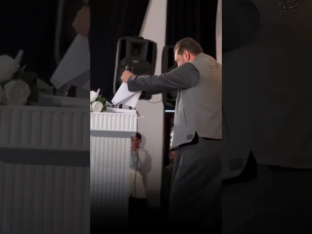 ⁣منا تورط بالمايك ومنا نسى اسم الشاعر  واحتار الملا قحطان البديري في أمره🤣💔