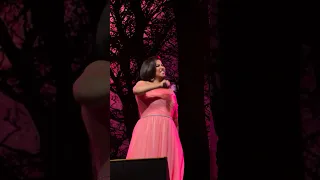  شيرين تبدع في غناء  متحاسبنيش خلال حفلها في  دبي دندنها