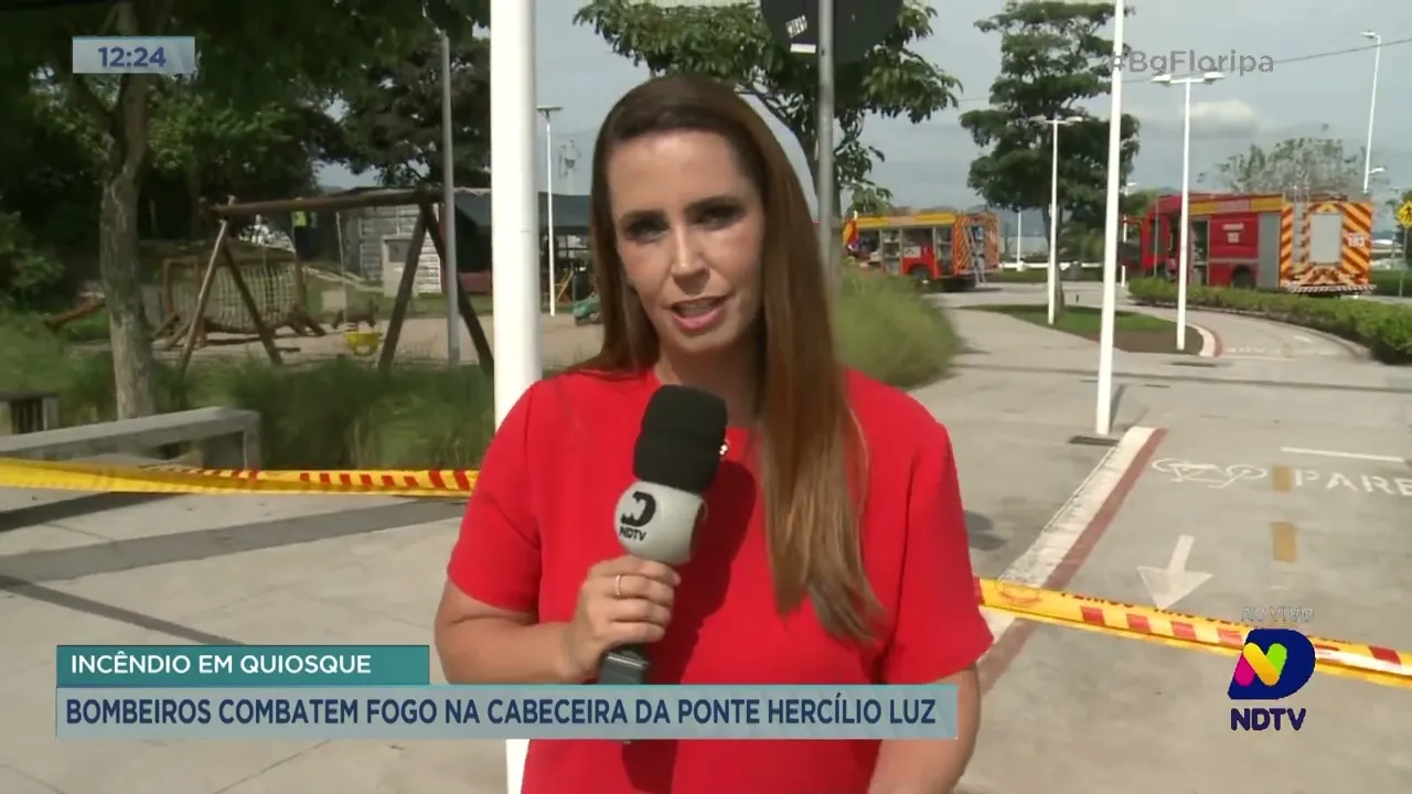 Bombeiros combatem fogo na cabeceira da ponte Hercílio Luz em Florianópolis