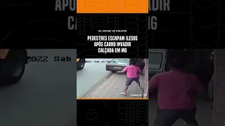 Pedestres escapam ilesos após carro invadir calçada em MG #shorts #uol