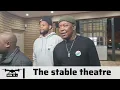 Download Lagu De lezing is begonnen in het Stable Theatre en werd zelfs bijgewoond door buitenlandse hoogwaardi...