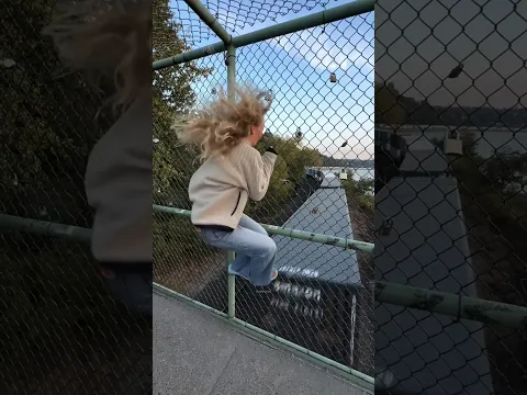 This girl loved Subway Surfers π