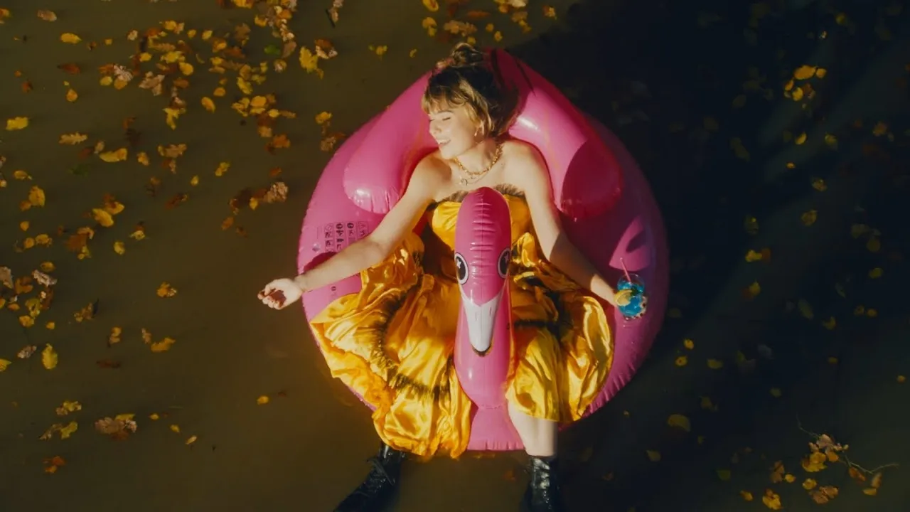 Lily Moore - Beautiful Lie (Official Visualiser)