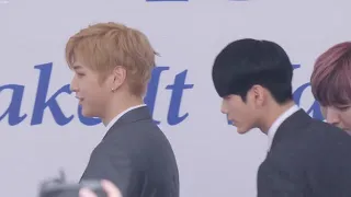 كانغ دانييل مانوا فاهم السالفة بس كالعادة متالق الكل نفس البذلة الا هو الوصف كتير مهم بخصوص القناة 