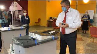Одним из первых сегодня  на 352-ом избирательном участке проголосовал  Алексей Нестеренко