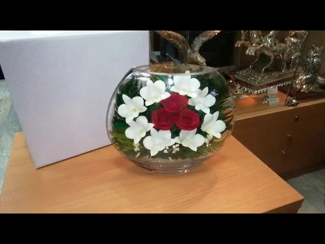 Видео-обзор Цветы в стекле в вакууме 'Аврора красно-белая', розы и орхидеи