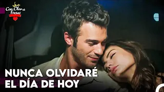 La Sirvienta Se Queda Dormida En El Hombro Del Hombre - Con Olor a Fresas