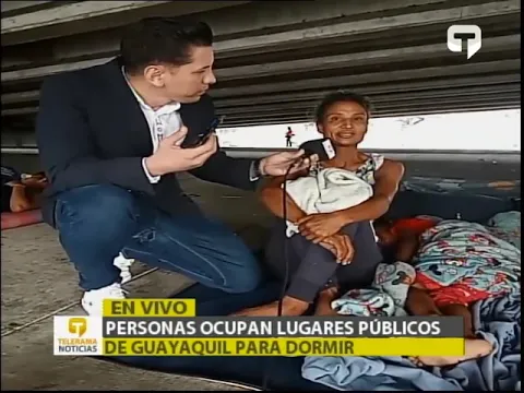 Personas ocupan lugares públicos de Guayaquil para dormir