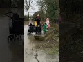 Lagu Geweldige vader duwt kinderwagen door overstromingswater voor een picknick.