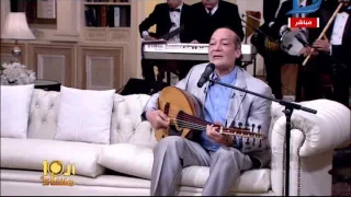 العاشرة مساء  احمد الحجار يغني  يعني ايه كلمة وطن   من فيلم امريكا شيكا بيكا دندنها