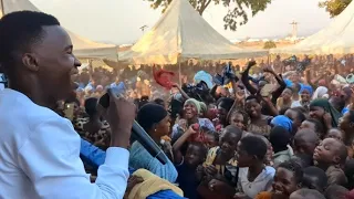MAFURIKO YA WATU WAKIIMBA NIMERUDI NIWAONE MPANDA KATAVI (Live performance)