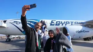 طياره الحجاج شوفوا فرحتهم  احباب رسول الله وجمالهم  دندنها
