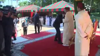 لحظة توشيح الفنان سعد المجرد و والده البشير عبده من طرف الملك محمد السادس دندنها