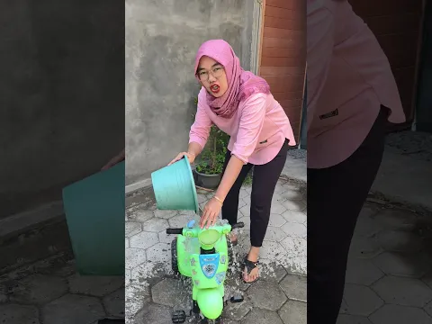 mama cuci motor ayah cuci mobil #funny #shorts