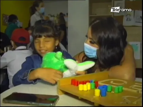 Entregamos peluches en SOLCA para festejar a los niños en su día