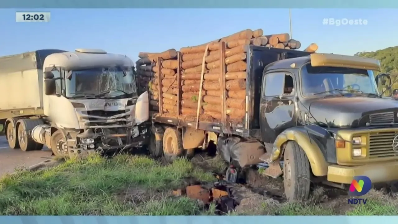Acidente entre caminhão e carreta deixa motorista ferido no Trevão do Irani