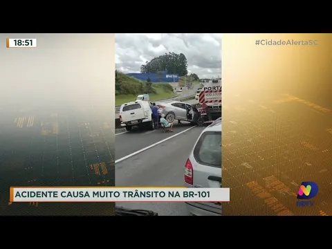 Colisão entre dois carros deixa BR-101 com trânsito congestionado, em Araquari