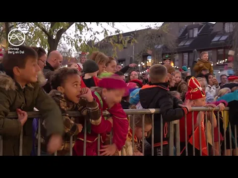 Video Verslag van de aankomst van Sinterklaas in Groesbeek door Omroep Berg en Dal, gepubliceerd op 14 november 2022. Beelden van een eerdere editie.