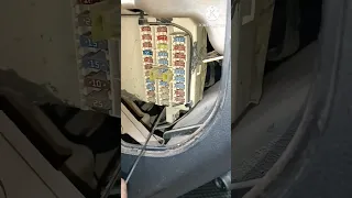 مكان فيوز الزجاج لسياره سيراتو 2010 