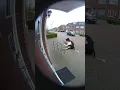 Download Lagu Koe glijdt uit en knalt tegen fietsenrek in woonwijk