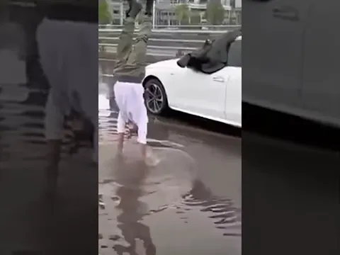 ele tentou entrar no carro sem se molhar 🚗 #memes
