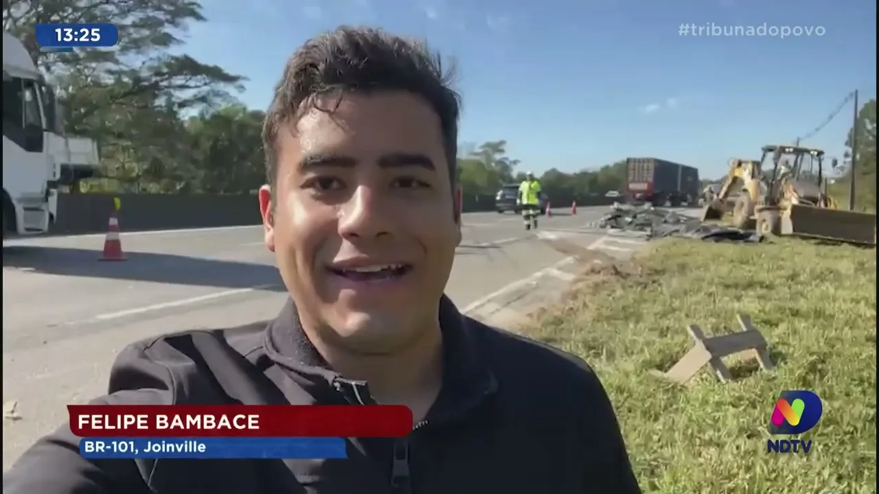 Araquari: caminhão carregado com 18 toneladas de alumínio tomba na BR-101