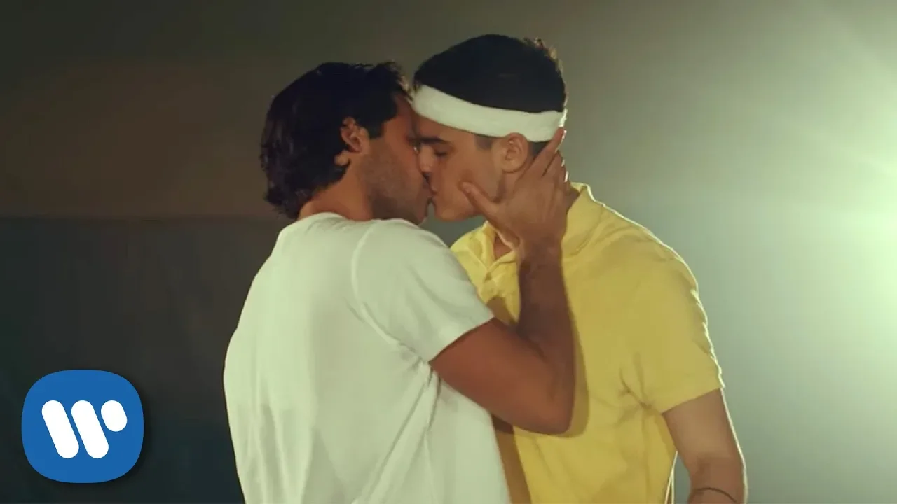 Oscar Zia feat. Leslie Tay - Kyss Mig i Slo-mo (offical music video) Oscar Zia feat. Leslie Tay - Kyss Mig i Slo-mo (offical music video)