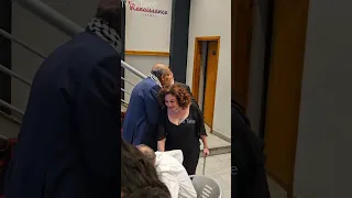 احمد بدير يستقبل الهام شاهين وشقيقها بالاحضان والقبلات 