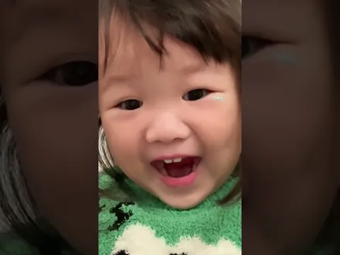 女儿想要很久的化妆品，趁睡觉送给她看看她什么反应？哈哈哈 #宝爸带娃  #看一遍笑一遍  #人类幼崽  #露兮粑粑