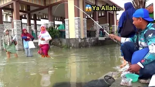 Download Mancing di jalan banjir, Strike depan kaki buat ibu² ini kaget dapat sebanyak ini MP3