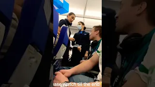 مزحة راكب مع طاقم الطائرة دندنها