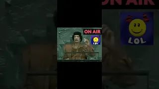 القذافي ينقذ الموقف و يساعد المترجم 