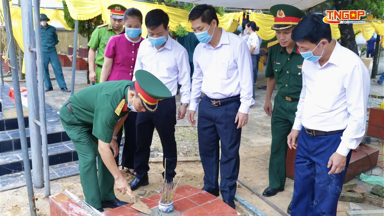 Lấy mẫu hài cốt liệt sĩ chưa xác định được danh tính tại các NTLS trên địa bàn xã Kha Sơn