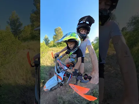 Subo a Mi Hermano Pequeño a la Moto por Primera Vez!