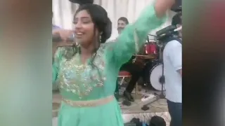 أميمة باعزية مولات الدربوكة محيحة في عرس مغربي و الطايح كتر من نايض Moulat Derbouka  أميمة باعزية مولات الدربوكة محيحة في عرس مغربي و الطايح كتر من نايض Moulat Derbouka