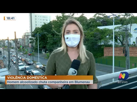 Homem alcoolizado agride companheira com chutes em Blumenau